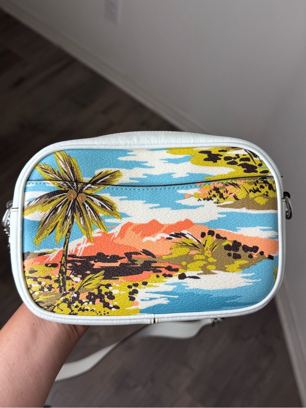Coach Hawaii print crossbody Like NEW - Picture 3 of 15